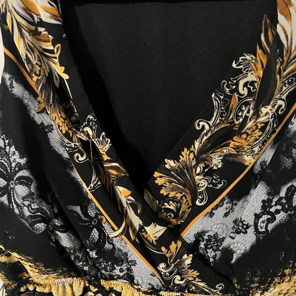 A V-neck sleeveless dress in size 14 - Picture 2 of 5